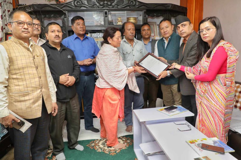 राष्ट्रपतिबाट जिउँदो शहीद कायस्थको परिवारमा समवेदना व्यक्त   